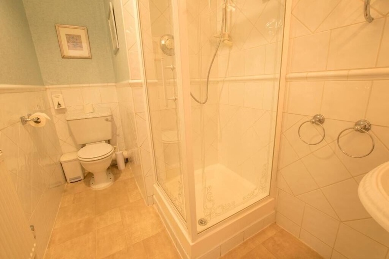 Bathroom 4, Forest Side Guest House, Hampshire