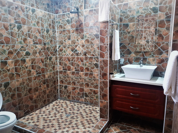 Bathroom 4, Pelican Lodge and Camping, Tutume