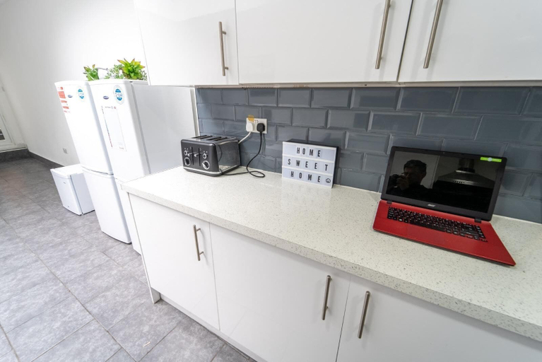 Others 2, Studio Available Close to Queen Elizabeth Hospital, Birmingham