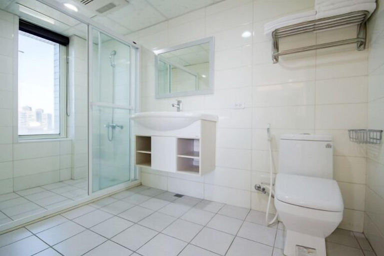 Bathroom 4, Season Skyline, Yilan