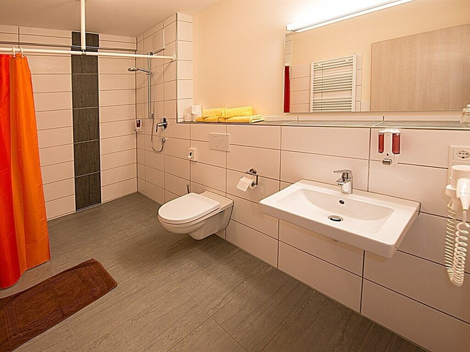 Bathroom 5, Landgasthof Schwarzes Ross Gmbh & Co. KG, Ansbach