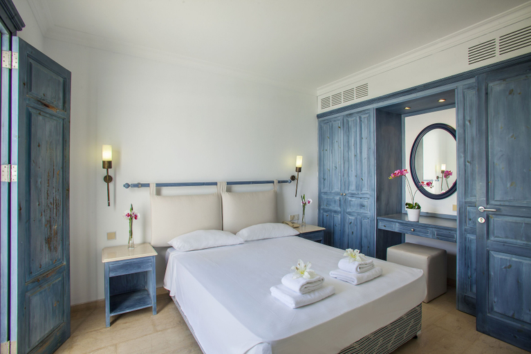 Bedroom 3, Nausicaa Luxury Villas By Louis Hotels