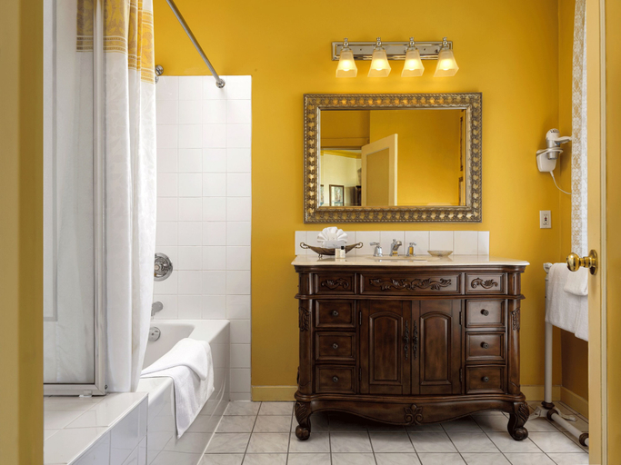 Bathroom 5, Pendray Inn & Tea House, Capital