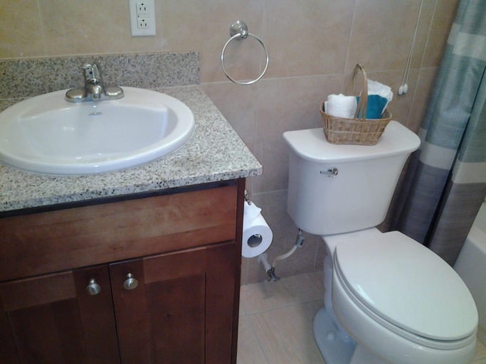 Bathroom 4, Sir Charles Guest House