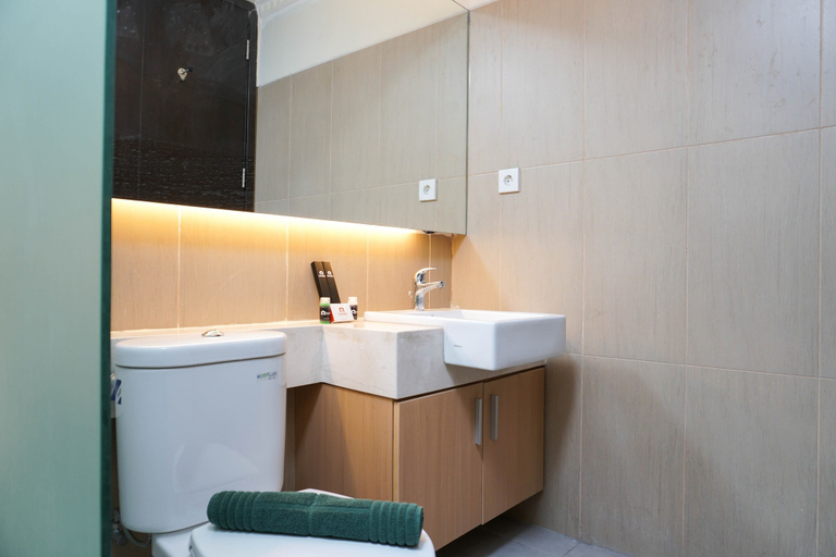 Bathroom 5, Tranquil 1BR GP Plaza Apartment By Travelio, Central Jakarta