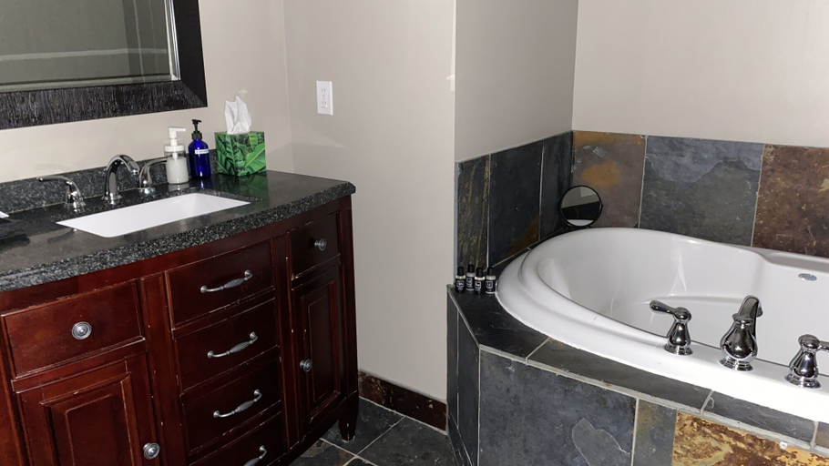 Bathroom 4, Wesbert Winery & Guest Suites, Okanagan-Similkameen