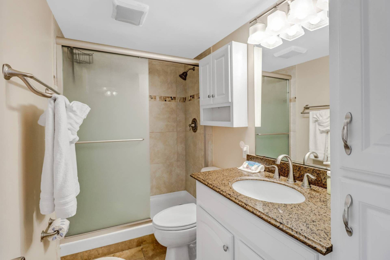 Bathroom 4, Beach & Tennis 3204, Lee