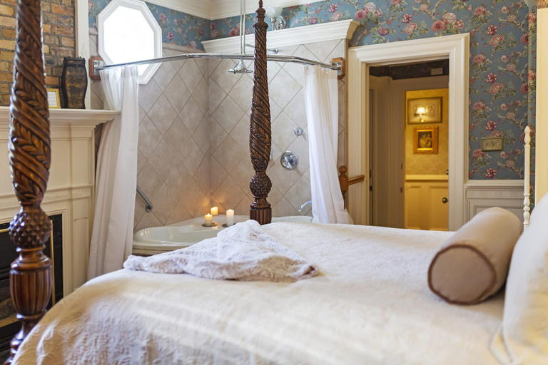 Bedroom 2, Arrowhead Inn, Durham