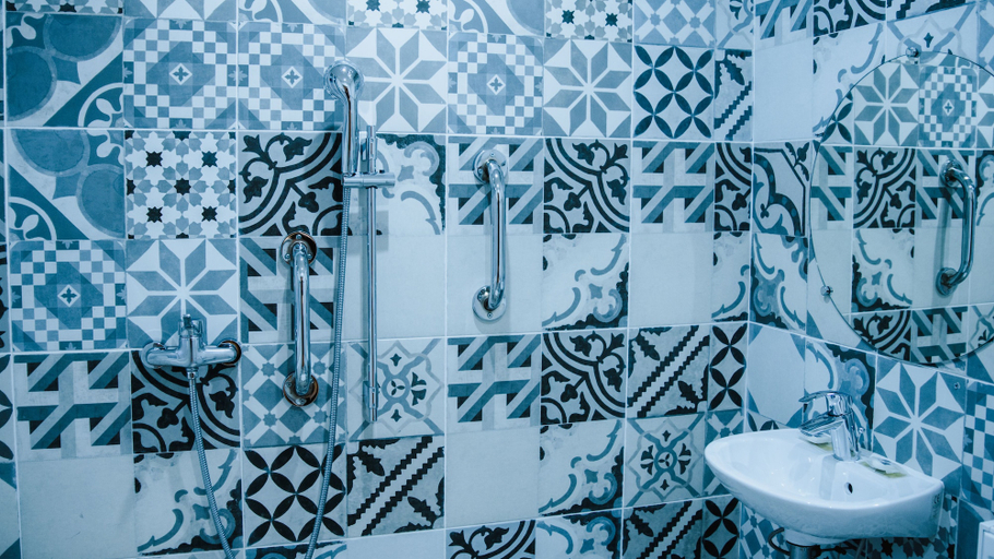 Bathroom 4, Hotel des Arcades, Marne