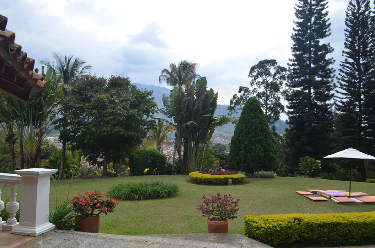 Others 4, Hotel campestre, Copacabana