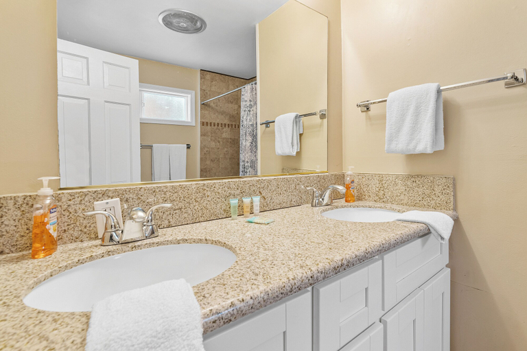 Bathroom 5, Bears Eye View, San Bernardino