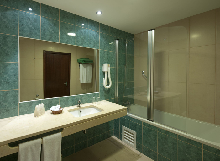 Bathroom 5, Rocamar Lido Resort, Santa Cruz