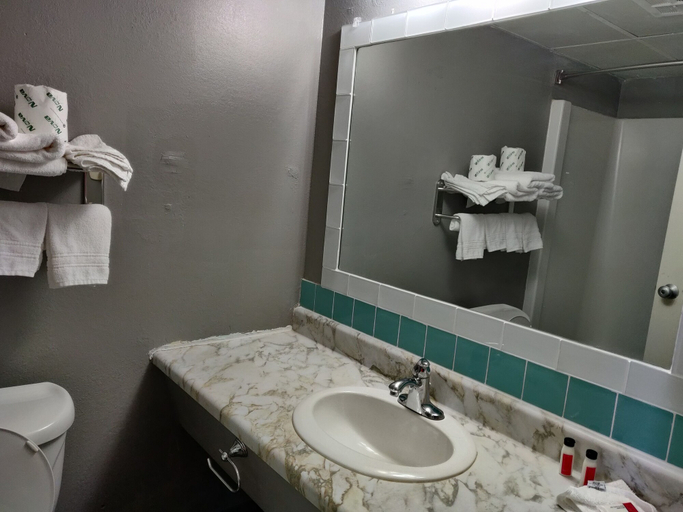 Bathroom 4, Cedar Cove, Erie