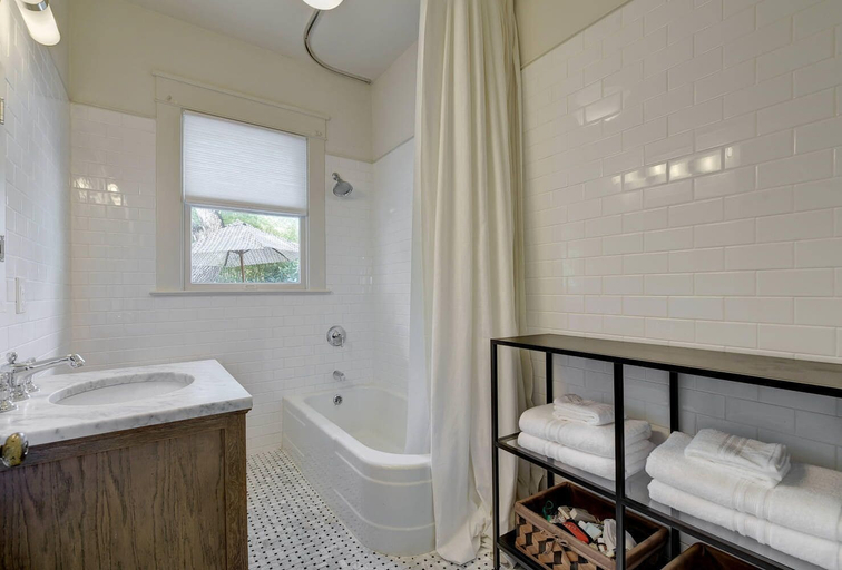 Bathroom 3, Modern Charm, Travis
