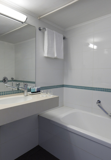Bathroom 5, Metropolitan Hotel