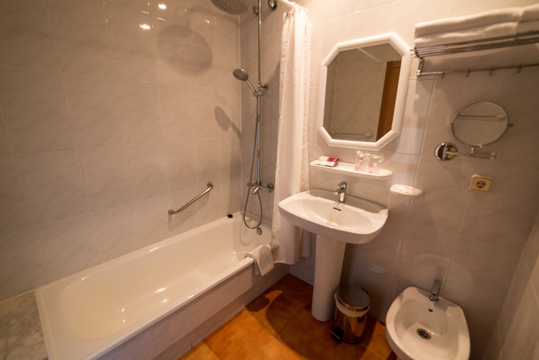 Bathroom 4, Hotel Atlántico Sanxenxo, Pontevedra