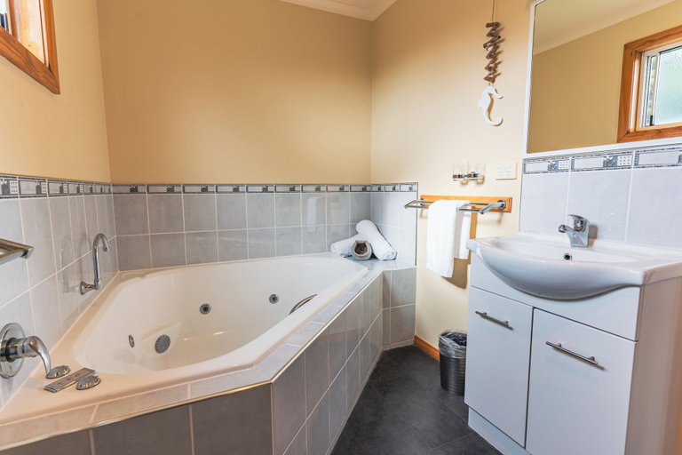 Bathroom 4, BIG4 Tassie Getaway Parks Stanley, Circular Head