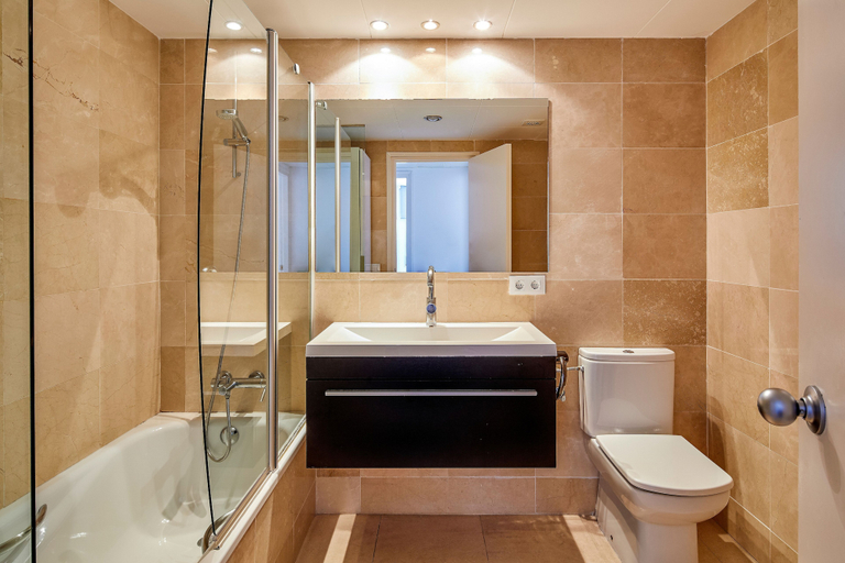 Bathroom 5, Centremar, Girona