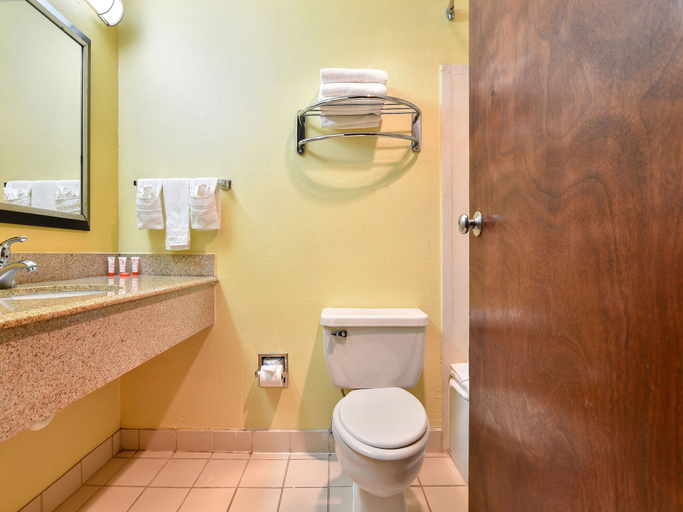 Bathroom 4, Travelodge by Wyndham Enid, Garfield