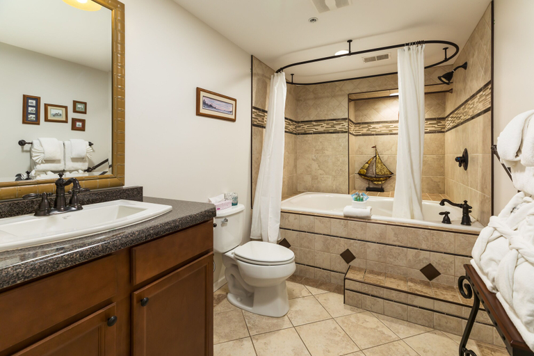 Bathroom 4, Old Harbor Inn, Van Buren