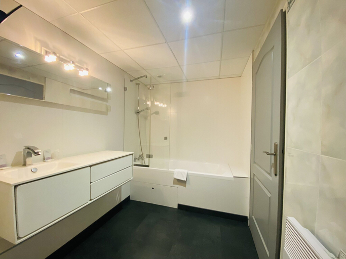Bathroom 4, Les Marronniers d'Arc, Côte-d'Or