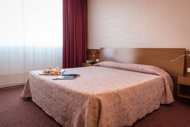 Bedroom 3, Hotel Krystal, Verona