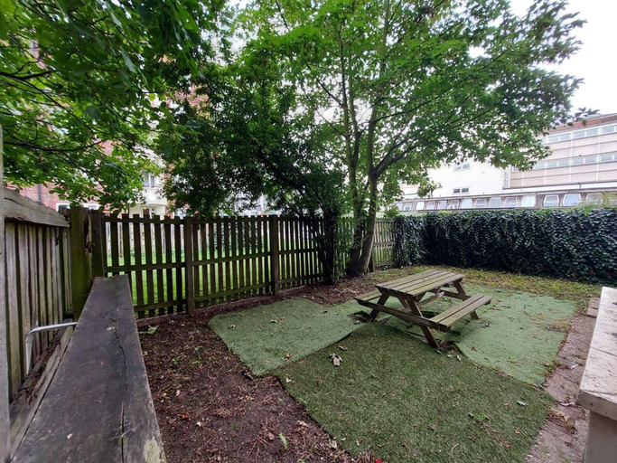 Others 4, Charming Three Bedroom 5 Double Bed Apt in London, London