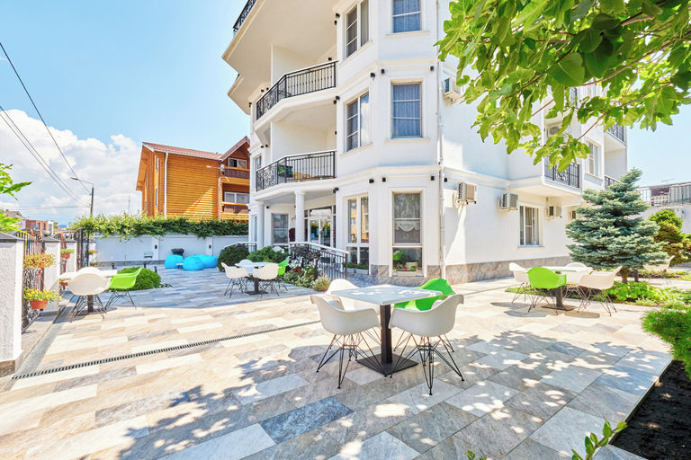 Exterior & Views