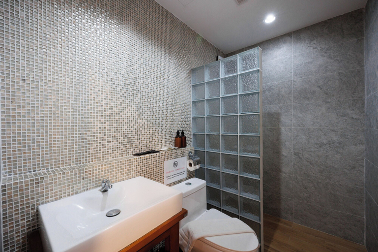 Bathroom 4
