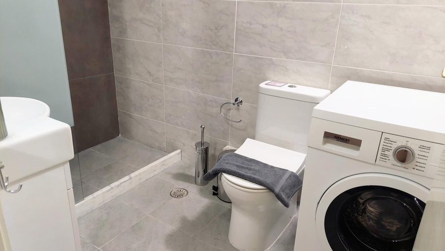 Bathroom 5, Grand Apartment in Acropolis Museum, Attica