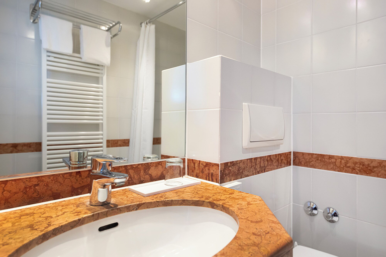 Bathroom 5, ACHAT Hotel Magdeburg, Magdeburg