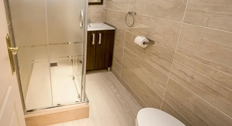 Bathroom 4, Hostal Balmes Centro, Barcelona