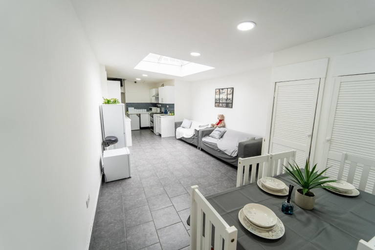 Others 3, Studio Available Close to Queen Elizabeth Hospital, Birmingham