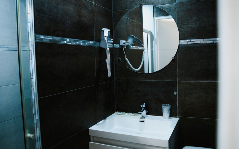 Bathroom 4, Hotel des Arcades, Marne