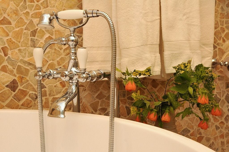 Bathroom 5, Pina Balev Inn