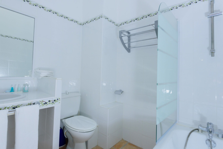 Bathroom 4, Hôtel Belesso, Bouches-du-Rhône