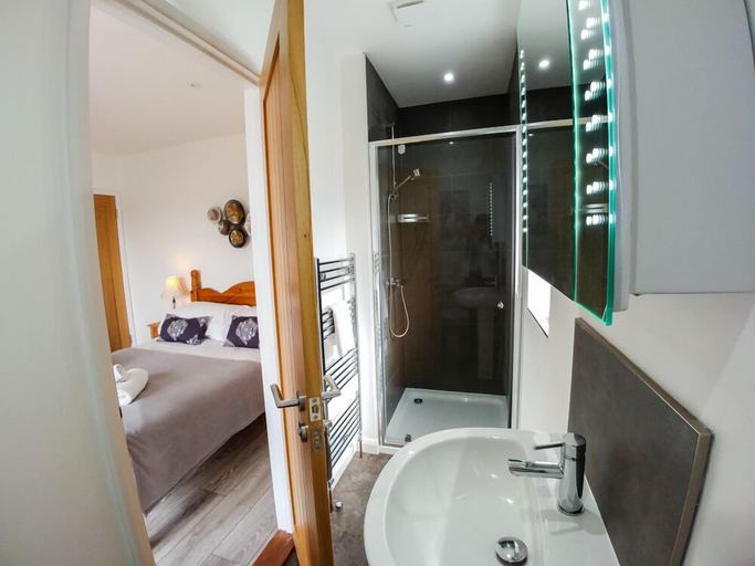 Bathroom 3, Meadow View Apartments, Cornwall