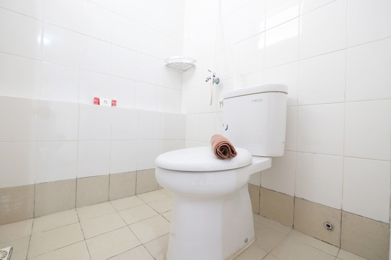 Bathroom 4, Spacious and Cozy Bassura City Apartment, Jakarta Timur