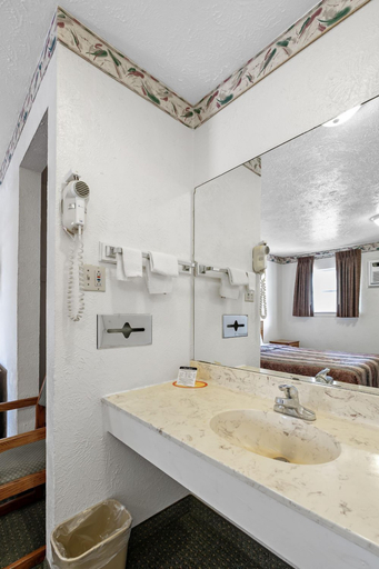 Bathroom 3, Friendship Inn, Bell