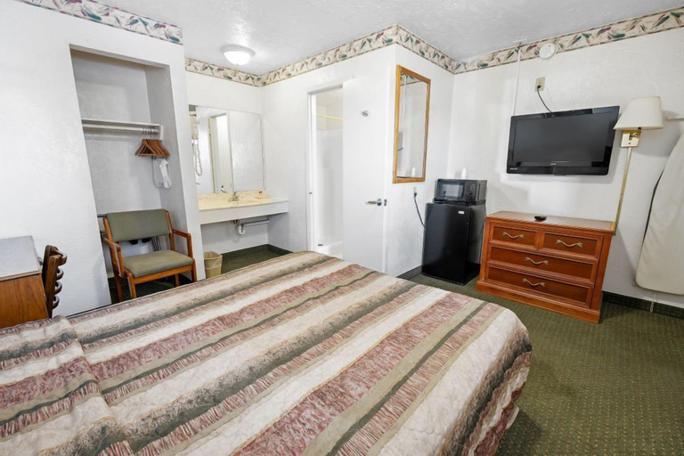 Bedroom 5, Friendship Inn, Bell
