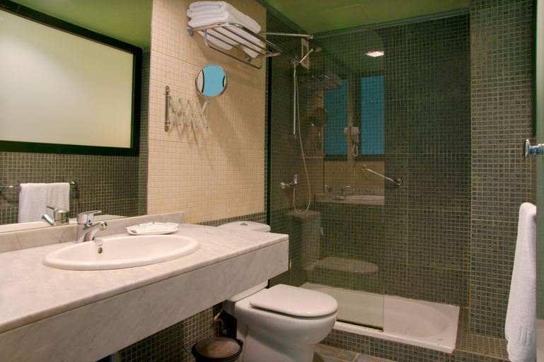 Bathroom 5, Relaxia Lanzaplaya, Las Palmas