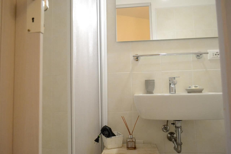 Bathroom 4, Casa Isabella, Verona