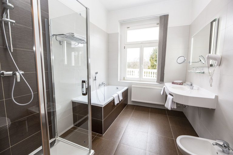 Bathroom 5, Parkhotel Golf, Cheb