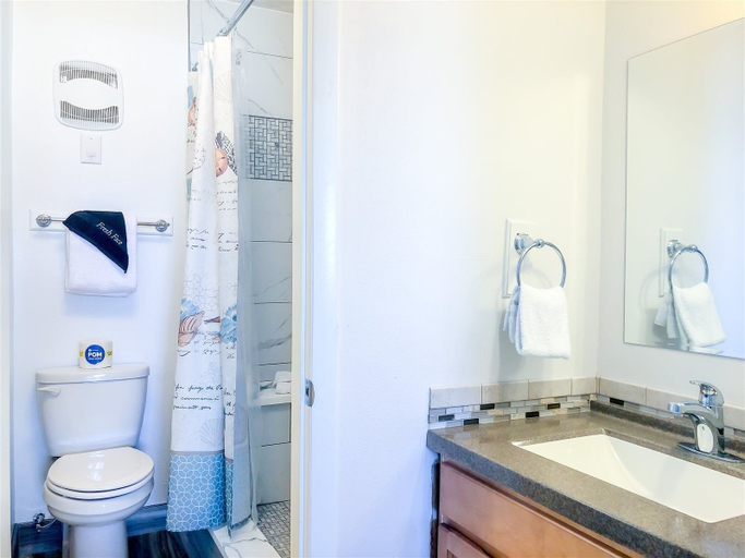 Bathroom 3, The Summit 1030, Bay