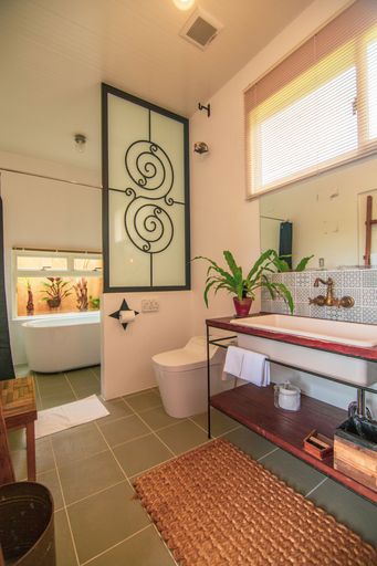 Bathroom 3, Somos, Nakijin