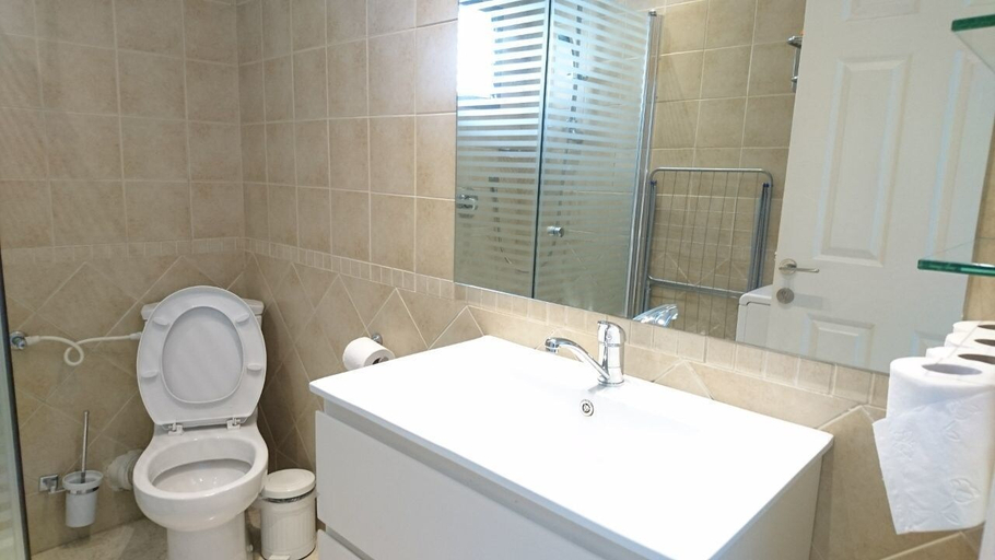 Bathroom 2, TLVSublet Hayarkon