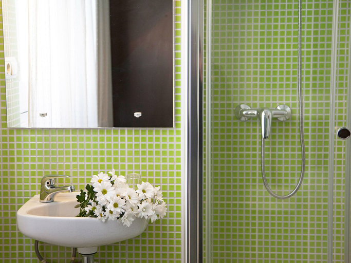 Bathroom 4, Hostal Besaya, Madrid