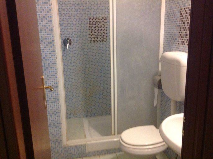 Bathroom 5, Vittoria & Botel Inn, Rome