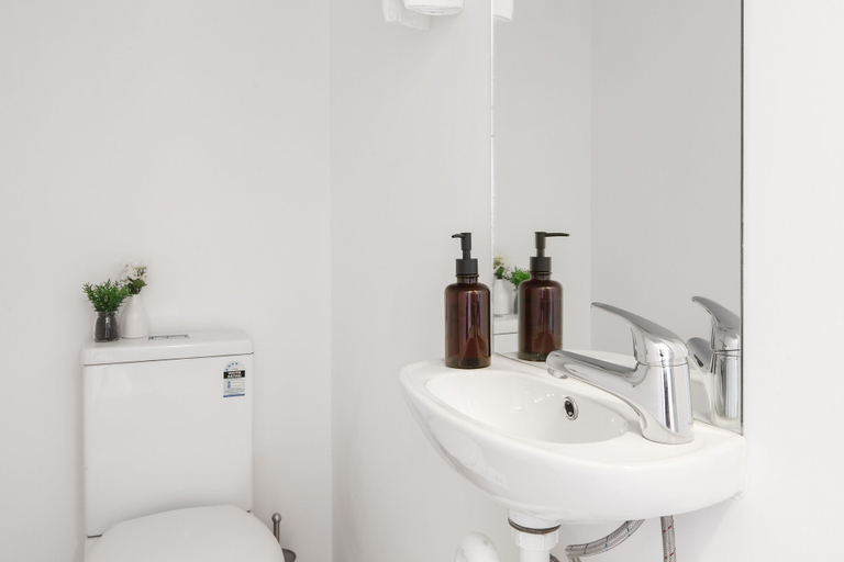 Bathroom 4, Heart of Highett Apartment by Ready Set Host, Melbourne