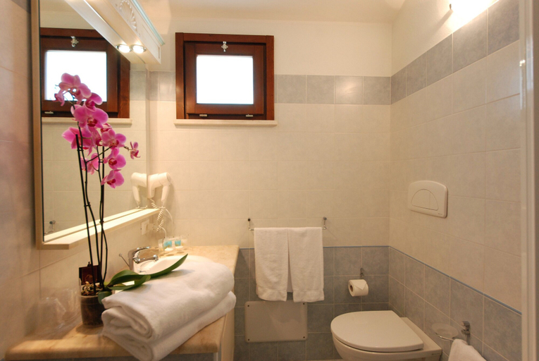 Bathroom 4, Alma Resort, Cagliari